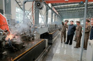 金正恩視察千里馬建材工廠 高度評(píng)價(jià)生產(chǎn)自動(dòng)化與新型環(huán)保建材發(fā)展